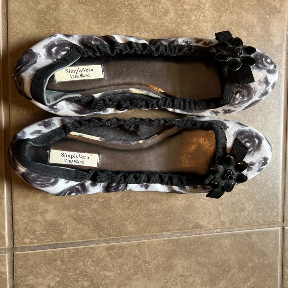 Simply Vera Wang Women’s size 10 Black and White Floral Ballet Flats